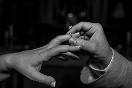 Primer plano del intercambio de anillos durante una ceremonia de boda