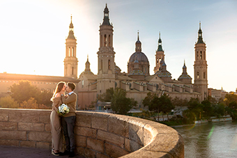 Pareja de novios durante sesión de preboda en El Pilar de Zaragoza al atardecer