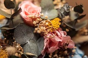 Anillos de boda sobre ramo de flores en Calatayud