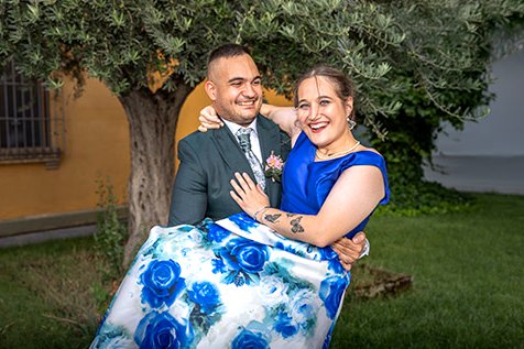 Novio cargando a su esposa sonriente en Calatayud