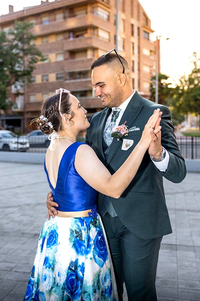 Pareja bailando en exteriores durante boda en Calatayud