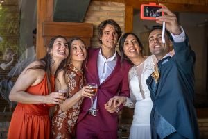 novios y amigos sonriendo en selfie durante su vídeo de boda en Barbastro