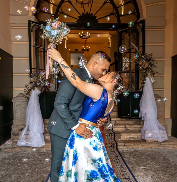 Novios besándose con burbujas en su boda en Calatayud