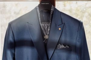 Detalle del traje de novio en vídeo de boda en Teruel