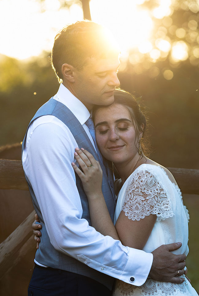 Clara y Manuel en su boda en Huesca, abrazados al atardecer en La Pardina del Solano, con una luz cálida y romántica.