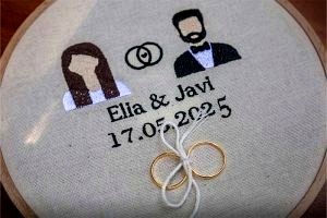 Detalle de los anillos de boda personalizados en una celebración en Madrid