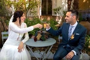 Brindis de los novios durante el banquete de boda en Barcelona