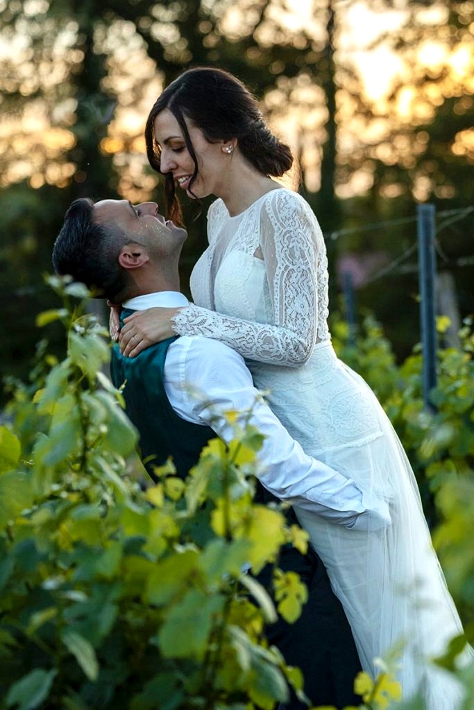 Novios abrazados al atardecer en una finca de Madrid