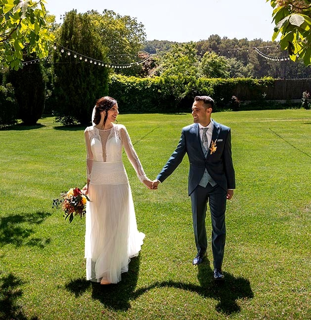 Novios abrazados al atardecer en una finca de Madrid