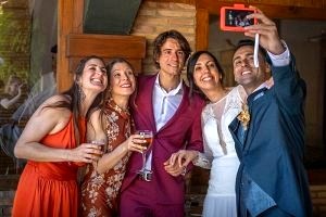 Grupo de amigos haciendo un selfie con los novios en una boda en Barcelona