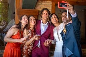 Grupo de amigos haciendo un selfie con los novios en una boda en Madrid